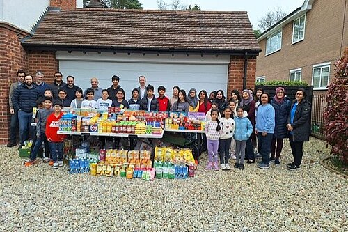 children supporting local food bank 