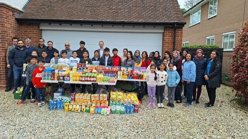 children supporting local food bank 